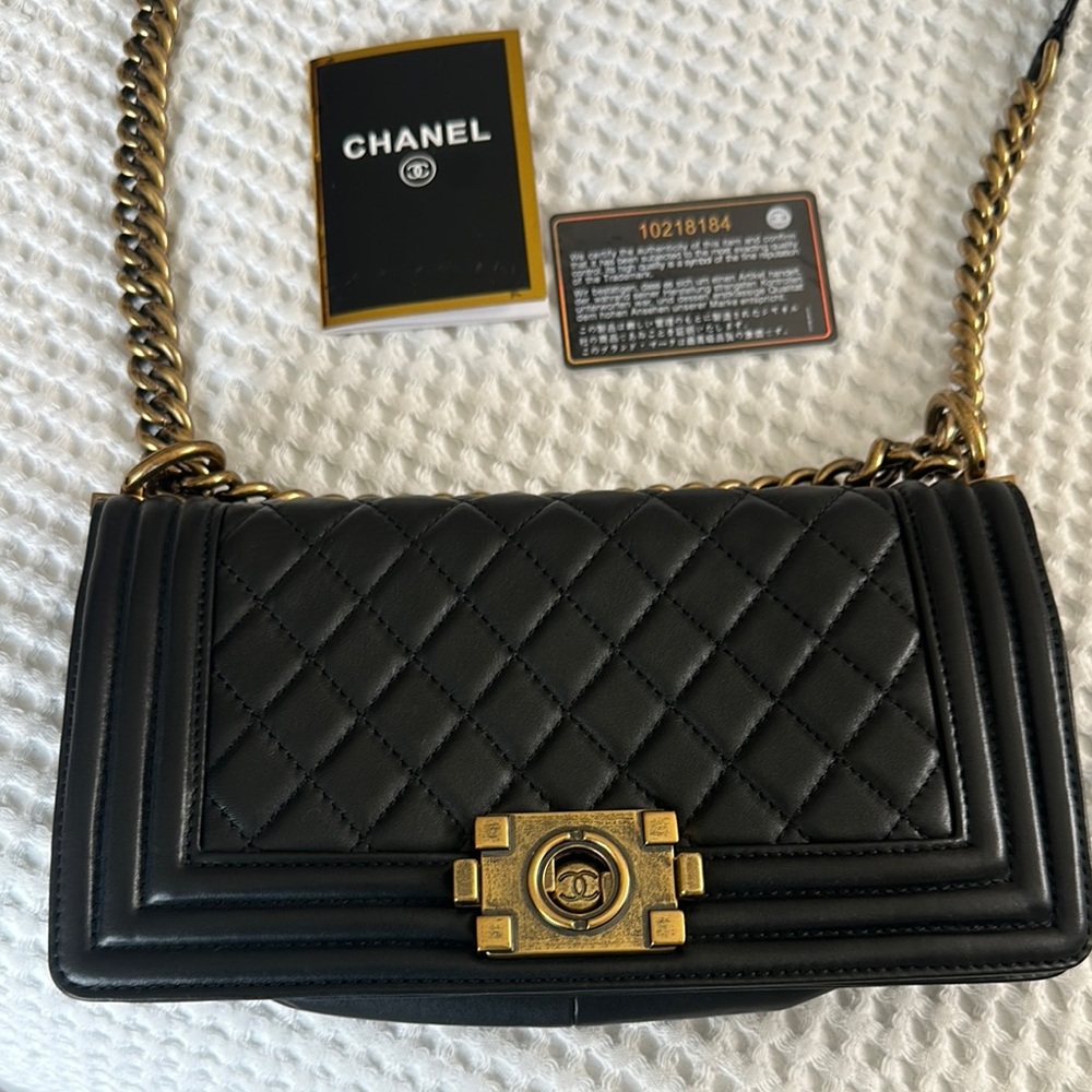 Chanel Black Crossbody Bag with Quilted Leather and Gold Chain - Picture 2 of 5